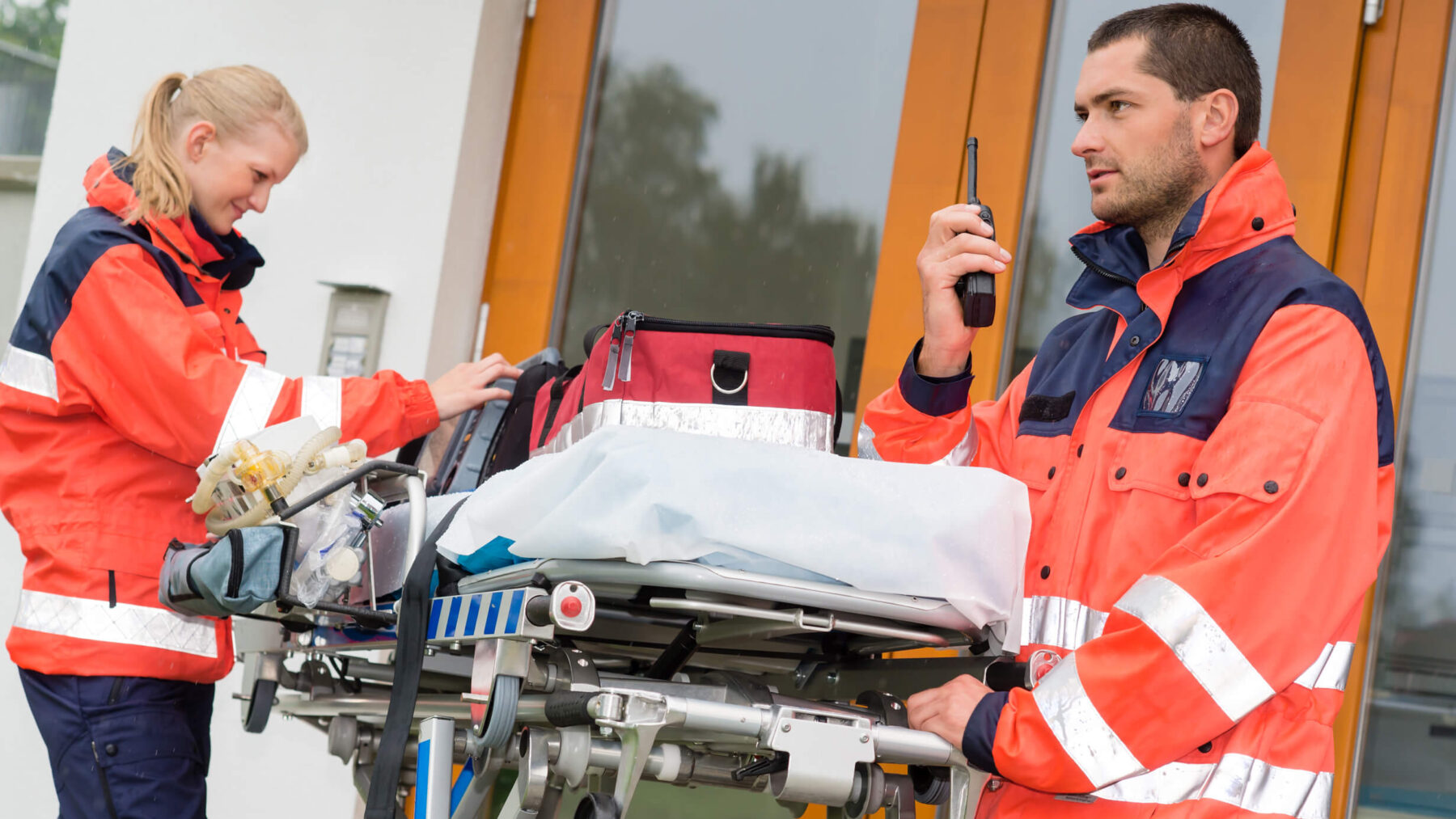 Notfallsanitäter und Rettungssanitäter im Einsatz mit Trage, HRT, C3 und Notfallrucksack