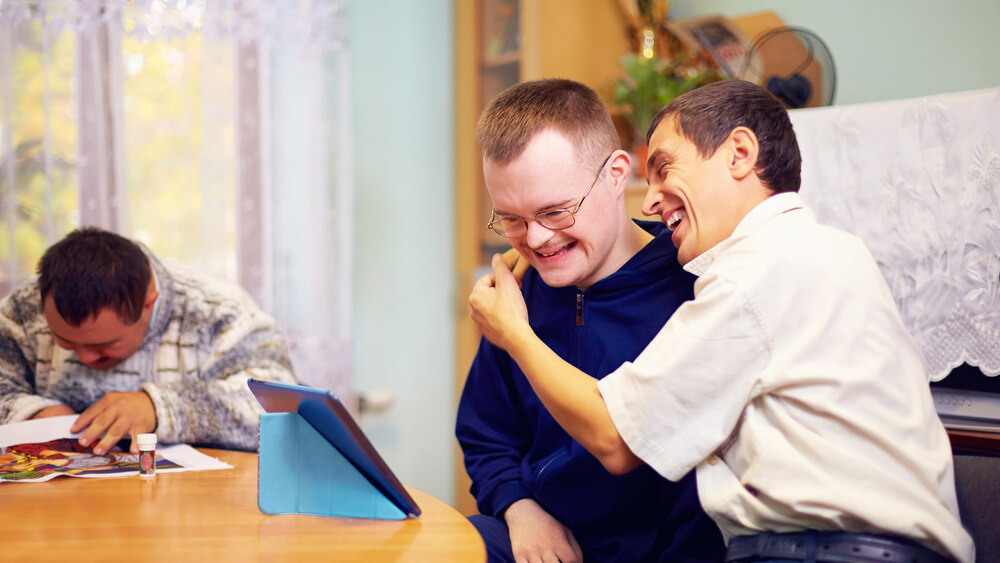 Menschen mit Behinderung in Besonderer Wohnform freuen sich mit iPad